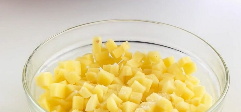 1. Этап. Картофельный пирог на кефире (сытный): 3. Картофель очистите и нарежьте очень мелкими кубиками. Смешайте с солью, перцем, приправами и измельченным чесноком. Форму диаметром 28 см смажьте растительным маслом.