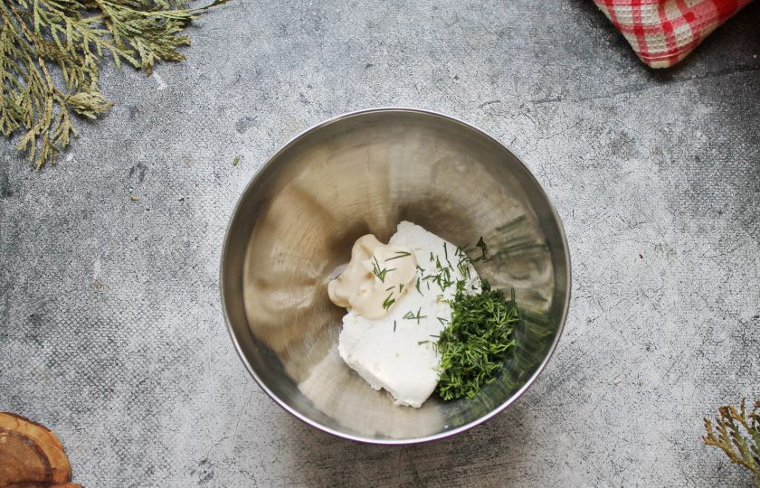 1. Этап. Рулетики с форелью и творогом: В миску выложите творог, мелко нарезанную зелень и майонез.