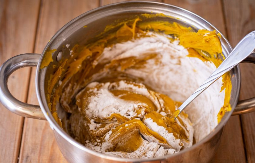 1. Этап. Осенние булочки: Добавьте крахмал.