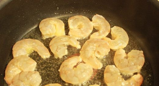 1. Этап. Cуп пюре с креветками: Влейте в сковороду оливковое масло. Поставьте сковородку на плиту и разогрейте масло. Выложите маринованные креветки и обжарьте со всех сторон.