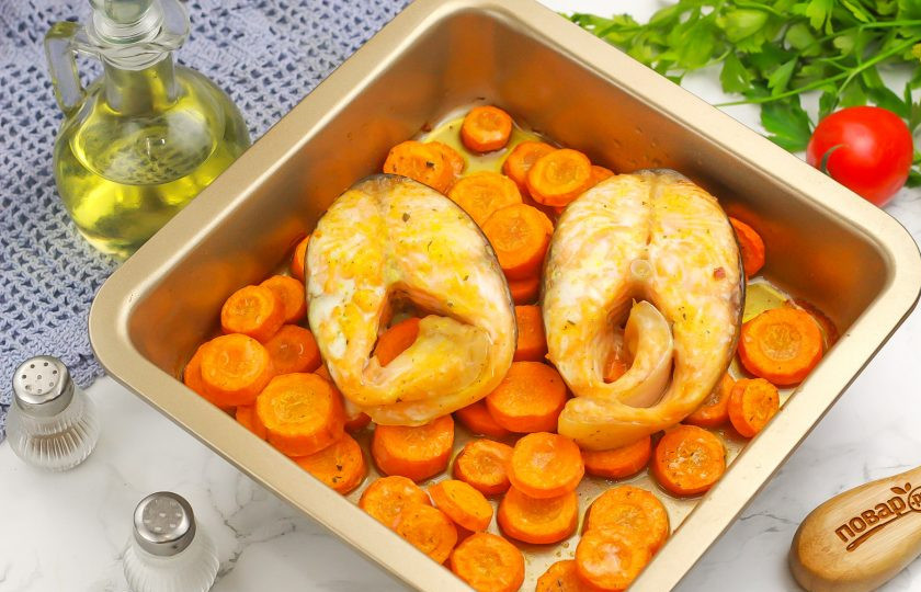 1. Этап. Семга с морковью: Разогрейте духовку до 180 градусов и запеките семгу с морковью примерно 25-30 минут. Дольше не нужно, чтобы не пересушить рыбу.