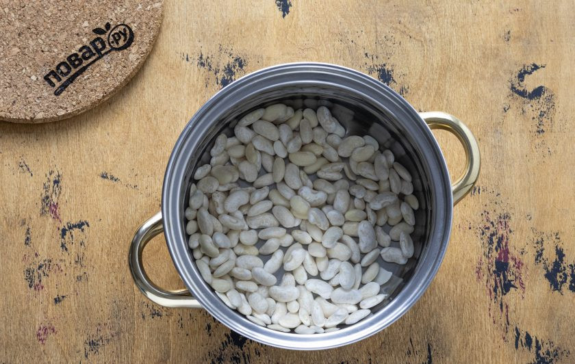 1. Этап. Грузинский суп из фасоли с овощами: Фасоль предварительно замочите в воде на ночь. Затем промойте, залейте чистой водой и поставьте вариться на средний огонь. Готовьте фасоль 1-1,5 часа до мягкости.