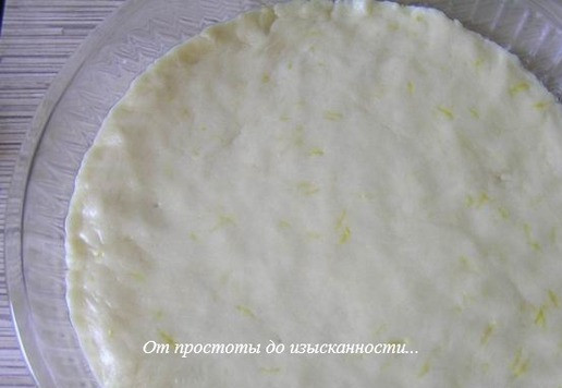 1. Этап. Лимонное печенье с миндалем: Тесто выложите в форму (у меня 24 см) слоем около 1 см. Если взять форму большего размера, то тесто будет тоньше и печенье будет более хрустящим.