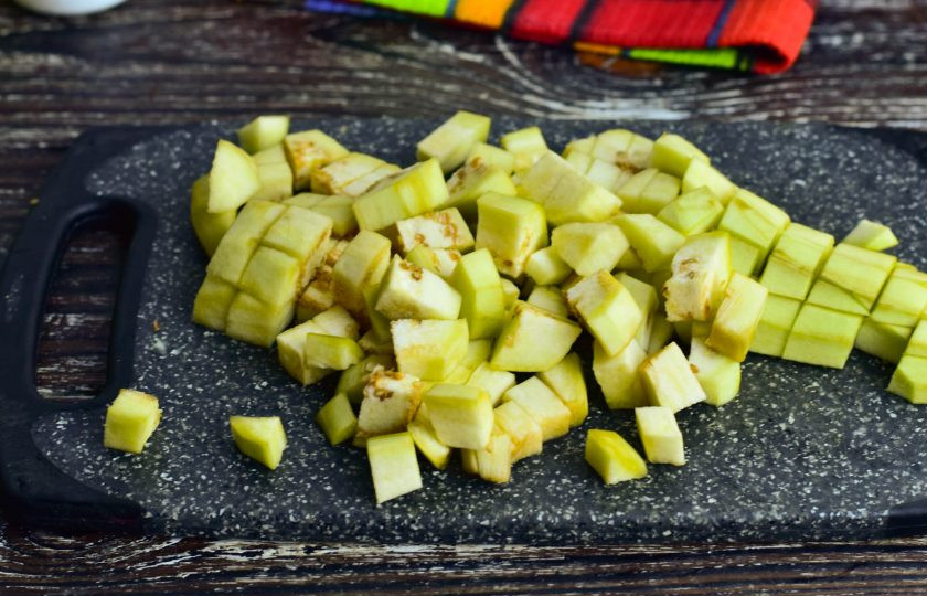 1. Этап. Баклажанная икра как магазинная: Вымойте, очистите и нарежьте кубиками баклажаны.