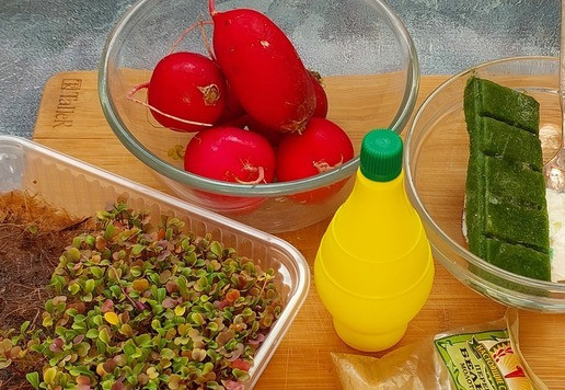 1. Этап. Салат с редисом и руколой Зелёнка: Ингредиенты. Для приготовления салата понадобится редис и микрозелень. Микрозелень легко выращивается на подоконнике. У меня немного переросшая, цветная. В идеале, конечно, нормальной зрелости. Для заправки я использую отвешенный йогурт и пюре зелени. Как и из чего делаю такое пюре здесь https://www.povareno k.ru/recipes/show/18 2784/