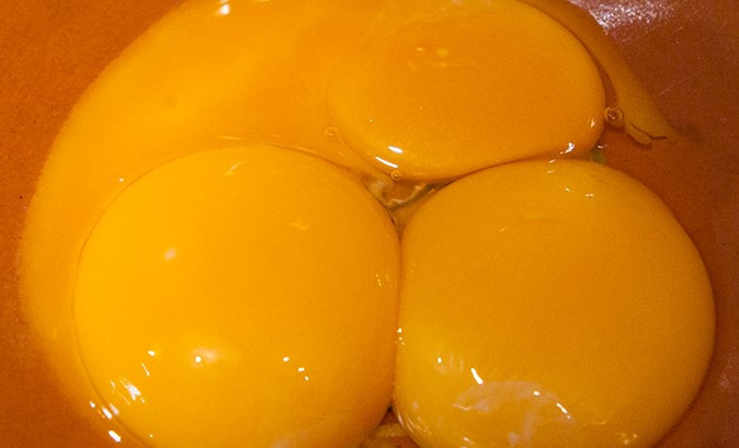 1. Этап. Спагетти под соусом Карбонара: Желтки отделите от белков.