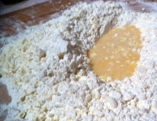 1. Этап. Быстрый рецепт слоеного теста: Заливаем яичной смесью маргарин с мукой и приступаем к замешиванию теста. Готовое тесто скатываем в шар и убираем в холодильник на 1,5 часа.