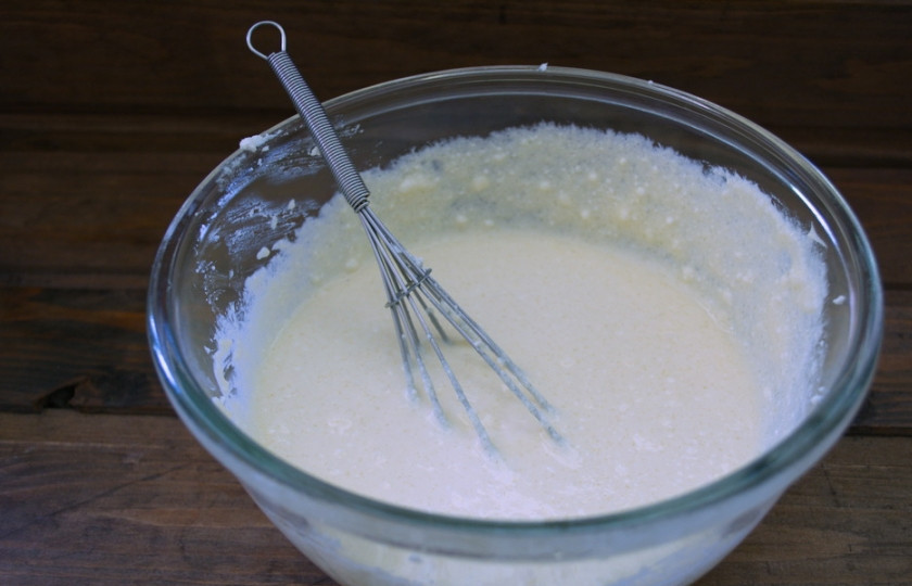 1. Этап. Диетический чизкейк: Добавляем манку и замешиваем однородное тесто.