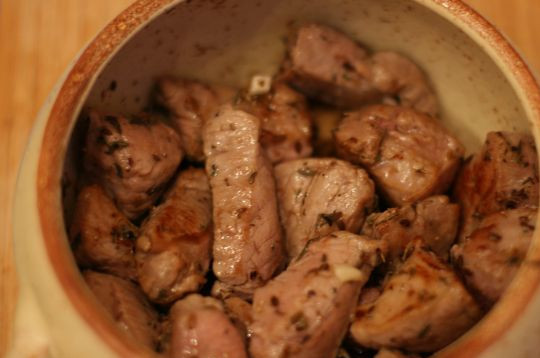 1. Этап. Телятина в горшочках с картошкой: Начнем с того, что нарежем телятину на небольшие кусочки (чтобы удобно было их кушать) и обжарим на растительном масле до золотистого цвета, жарить нужно на сильном огне. Раскладываем телятину по горшочкам (у меня 2 шт), добавляем специи и соль по вкусу, вкидываем в горшочки по острому перчику.