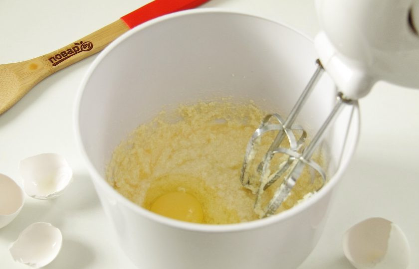 1. Этап. Шоколадно-ореховые кексы: Добавьте по одному яйца, продолжая взбивать.