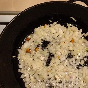 1. Этап. Рататуй с куриной грудкой: На сковороде обжарить лук до золотистого цвета.