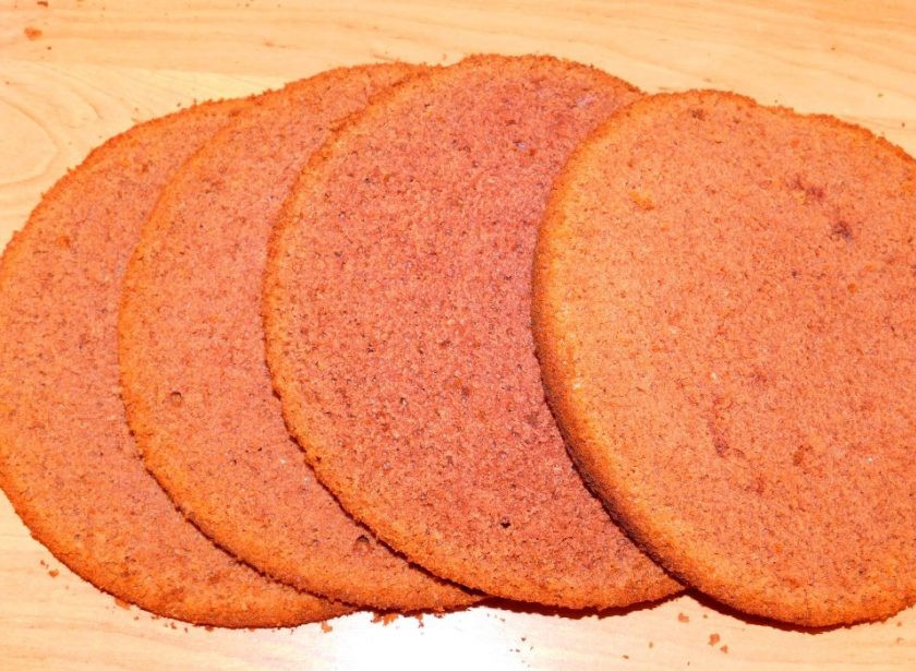 1. Этап. Шоколадный торт с малиной: Готовый бисквит остудите и разрежьте на 3-4 коржа.