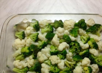 1. Этап. Запеканка из цветной капусты, брокколи и куриной грудки: Выкладываем остывшую капусту в форму, смазанную растительным маслом.