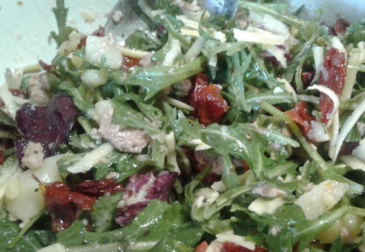 1. Этап. Салат Гурман из печени трески: Заправить по рецепту растительным маслом, посолить и поперчить. Я использовала масло от своих томатов в качестве заправки, не солила и не перчила дополнительно. Перемешать.