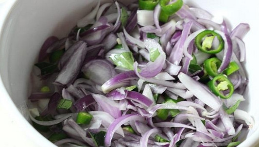 1. Этап. Пакора из лука: 2. Посолите, перемешайте и оставьте минут на 5.