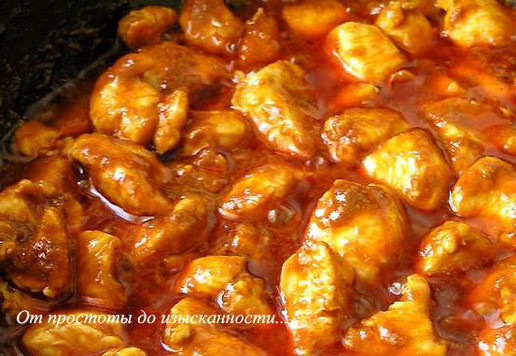 1. Этап. Курица в соусе карри с баклажанами: Влейте томатный сок, готовьте 3-4 минуты.