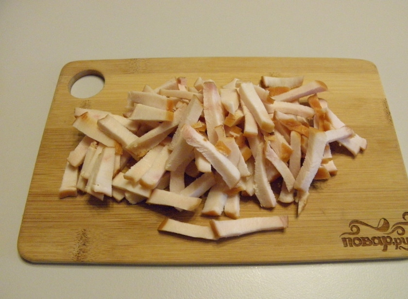 1. Этап. Салат с копченой курицей и корейской морковью: Копченое куриное мясо порежьте соломкой.