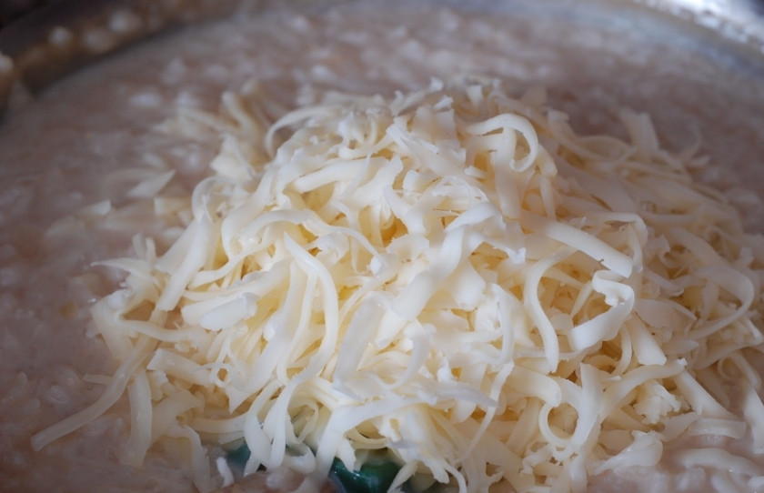 1. Этап. Ризотто с маскарпоне: Когда маскарпоне расплавится и смешается с рисом, добавляем в жаровню крупно тертый сыр и соль. Перемешиваем, готовим минуту - и снимаем с огня.