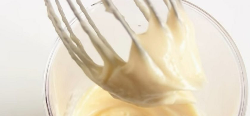 1. Этап. Майонез Домашний на желтках: 2. Небольшими порциями (обязательно постепенно) добавьте растительное масло, не прекращая взбивать массу до однородности.