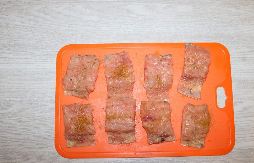 1. Этап. Горбуша с помидорами и сыром в духовке: Филе нарежьте на порционные кусочки, слегка посолите, посыпьте специями для рыбы.