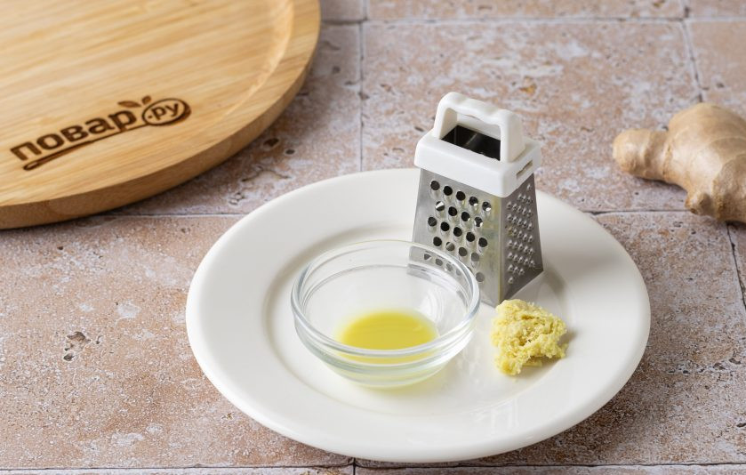 1. Этап. Соус Унаги: Имбирь натрите на мелкой терке и отожмите через сито. Для рецепта потребуется только сок.