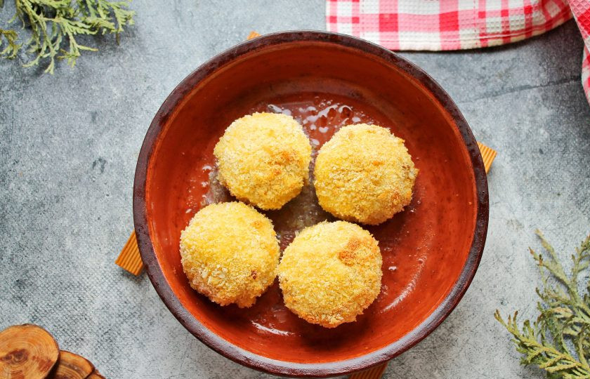 1. Этап. Шампиньоны с куриным фаршем в духовке: Форму с шампиньонами поставьте в горячую духовку и запекайте при температуре 180 градусов в течение 30-35 минут.