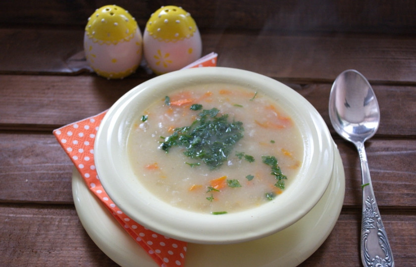 1. Этап. Суп затирка с мясом: Добавляем соль, перец. Довариваем суп до готовности картофеля и выключаем. Предварительно достаньте из супа мясо. Снимите мясо с кости. Отварное мясо (уже без кости) верните в суп. Разливаем по мискам и подаем к столу.