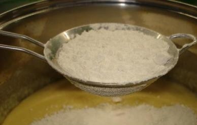 1. Этап. Венское тесто для куличей: Добавляем просеянную муку.