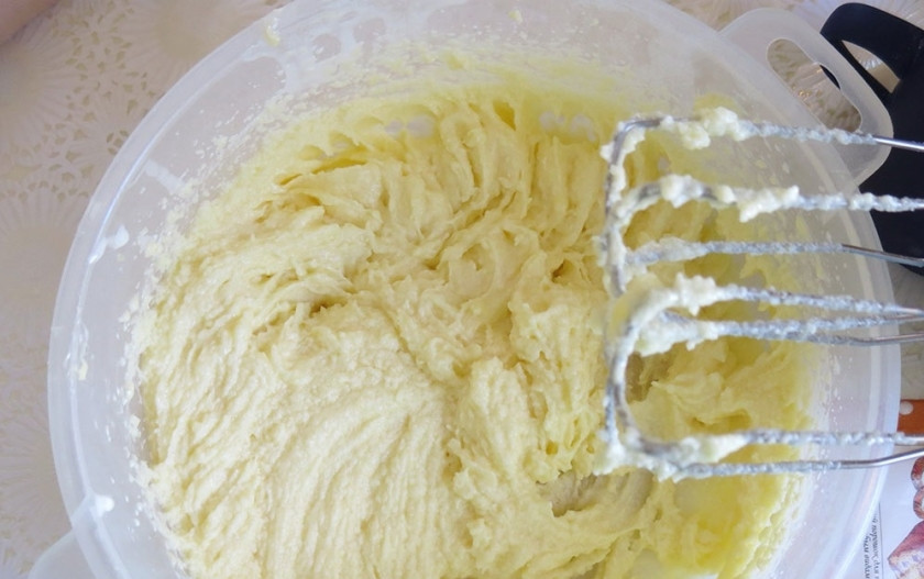 1. Этап. Печенье расписное своими руками: 2. Миксером взбиваю массу до однообразной консистенции.