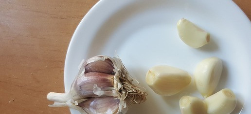 1. Этап. Картофельное пюре Улыбка Бульбонии: Чистим чеснок и, когда вода закипит, кидаем его в кастрюлю