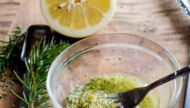 1. Этап. Курица с розмарином в духовке: Снимем цедру с одного лимона, смешаем её с оливковым маслом и листиками розмарина. Если вы решили добавить чеснок, измельчите его и добавьте в эту смесь.