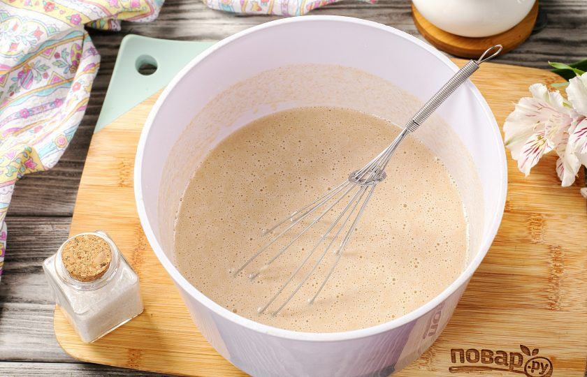 1. Этап. Блины с цельнозерновой мукой и крахмалом: Перемешайте всё ещё раз до исчезновения всех комочков.