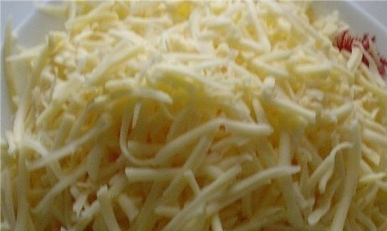 1. Этап. Сырная улитка: В приготовлении данного блюда нет ничего сложного, здесь нужно только терпение и кропотливость. Для начала нужно потереть на крупной терке сыр. Кстати, если у вас есть какой-нибудь рассольный сыр, например, брынза, то его тоже можно натереть на терке и потом смешать его с другим сыром.