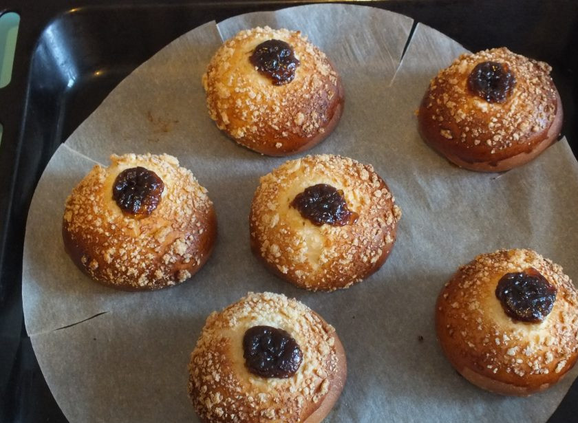 1. Этап. Выборгская сдоба: Готовую сдобу снимите с противня.