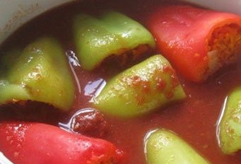 1. Этап. Болгарский перец с морковью: Заливаем перцы горяячим соусом и готовим на медленном огне под крышкой до полной готовности - минут 30-40, в зависимости от размера и сорта перцев.