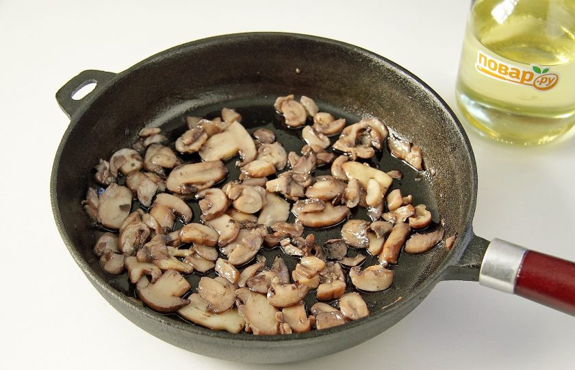 1. Этап. Салат Крымский: Грибы обжарьте на 1 ст. л. масла до испарения жидкости. Добавьте оставшееся масло и прогрейте все вместе около минуты. В конце добавьте соль по вкусу.