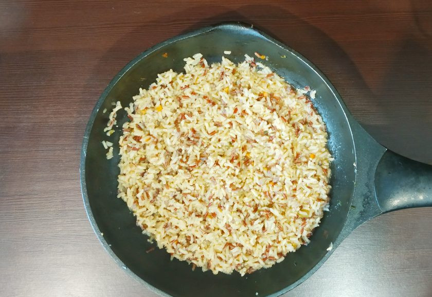 1. Этап. Форель с рисом: Когда рис будет уже практически готов, бульон почти выпарится, добавьте все специи и сливки. Протомите еще пару минут.