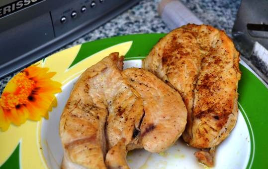 1. Этап. Салат Тиффани: Курятину помойте, посолите, обмажьте карри и обжарьте на сковороде до готовности.