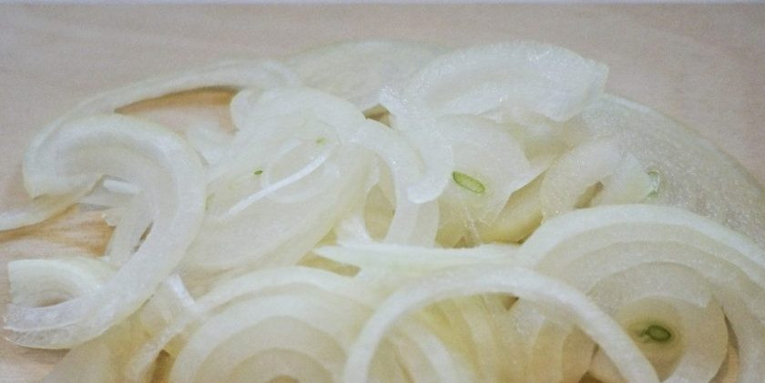 1. Этап. Рецепт салата из моркови по-корейски: Теперь необходимо замариновать лук. Нарежьте его полукольцами в миску. Добавьте перец, соль, сахар и уксус. Всё перемешайте, и оставьте на 30 минут.