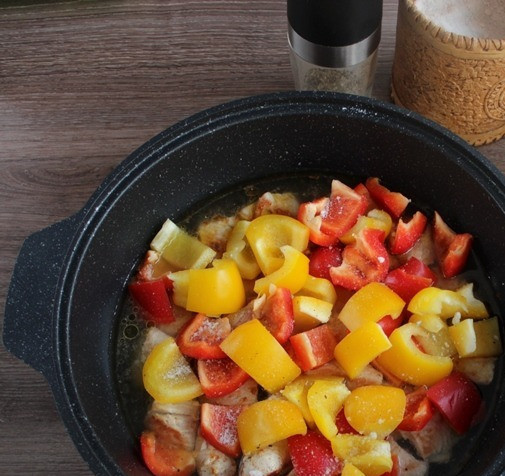 1. Этап. Софритто или рагу по-испански: Добавьте сладкий перец, парику, приправьте солью и и перцем.