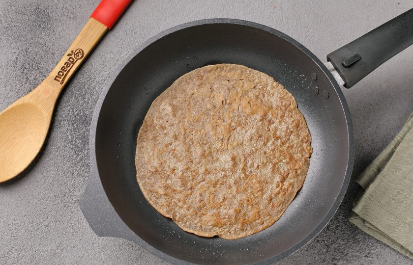 1. Этап. Блинчики из печенки: Разогрейте сковороду и смажьте её маслом. Жарьте печёночные блинчики на среднем огне с двух сторон до готовности.