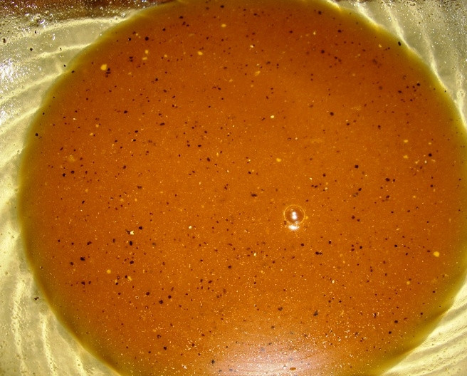 1. Этап. Ребрышки по-техасски: 3. Тем временем готовим маринад: смешиваем кетчуп, паприку и мед, добавляем растительное масло и уксус. Перемешиваем все до однородной массы.