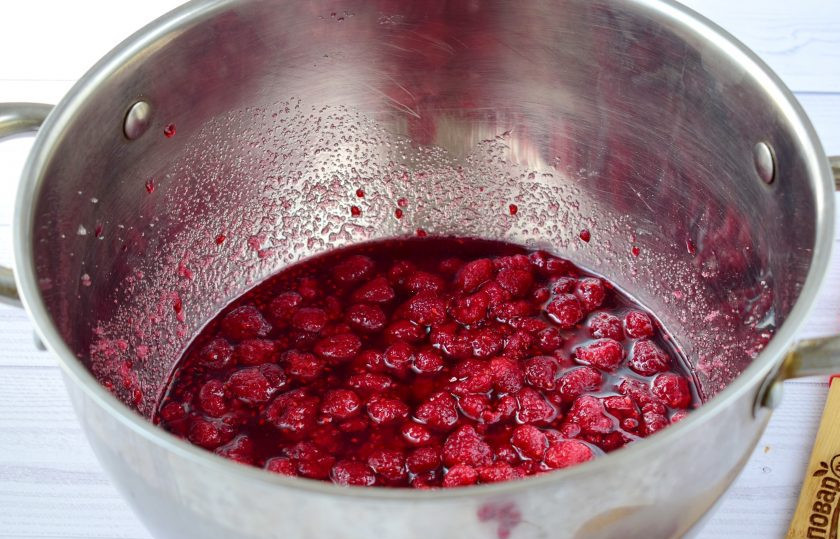 1. Этап. Малиновое варенье пьяное: Перемешивайте ягоды каждые два часа до полного растворения сахара. На этот процесс может уйти от 6 до 10 часов. Все зависит от сорта малины, ее спелости.