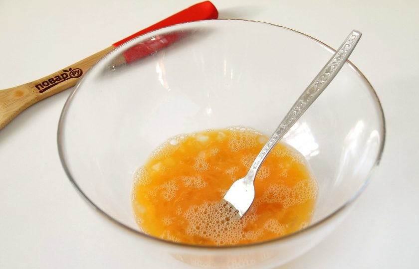 1. Этап. Студенческий пирог: В глубокой миске взбейте яйца с солью.