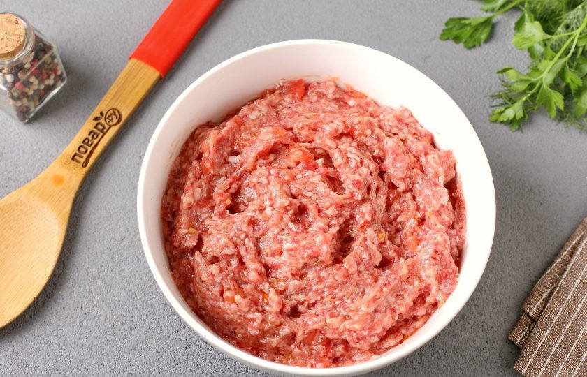 1. Этап. Котлеты с кабачком и помидором: Хорошо всё перемешайте.