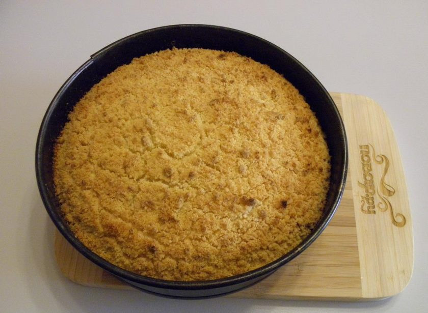 1. Этап. Королевская ватрушка с творогом: 7. Как только верх ватрушки хорошо подрумянится - она готова. Достаньте ее из печи, остудите в форме полностью! Это важно, потому как творожная выпечка может быть подвижной в горячем виде.