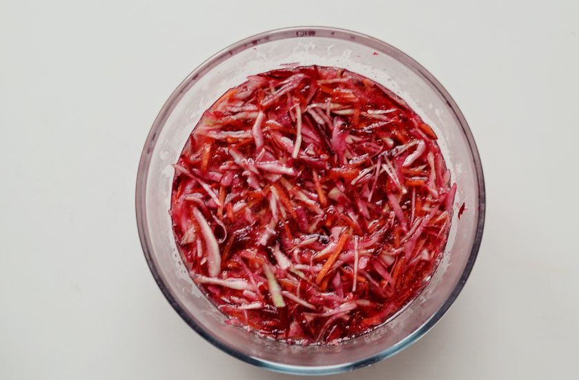 1. Этап. Кремлевская хряпа: Залейте получившимся маринадом овощи. Перемешайте, и дайте остыть. Затем отправьте капустную закуску в холодильник. Выдерживайте 1-2 дня.