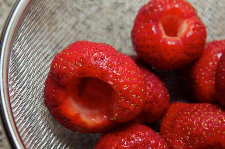 1. Этап. Клубничный крем для торта: 1. Если в креме используется желатин, тогда первым делом его нужно залить теплой водой и дать ему как следует разбухнуть. Ягоды тем временем вымыть, обсушить, удалить хвостики.