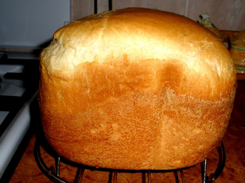 1. Этап. Вкусный белый хлеб в хлебопечке: По истечении указанного времени (оно, как правило, разное, в зависимости от модели хлебопечки), достаем хлеб. Делаем это осторожно, так как он очень горячий. Лучше надеть перчатки. Хлеб можно сразу не доставать. Пусть он постоит и немного остынет. Приятного аппетита!