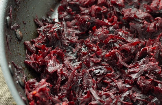 1. Этап. Настоящий украинский борщ: 5. Верните сковороду на огонь и влейте немного масла, выложите свеклу, добавьте томатную пасту, уксус, сахар, соль и влейте 1 стакан бульона. Тушите 10 минут на среднем огне.